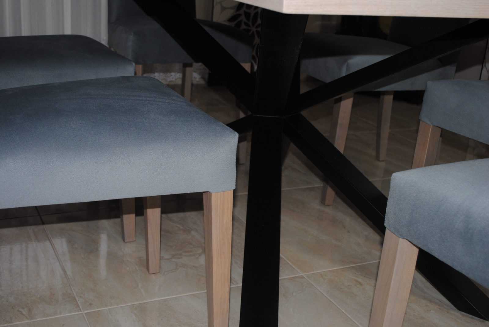 Zestaw nr 16 stół + krzesła tapicerowane