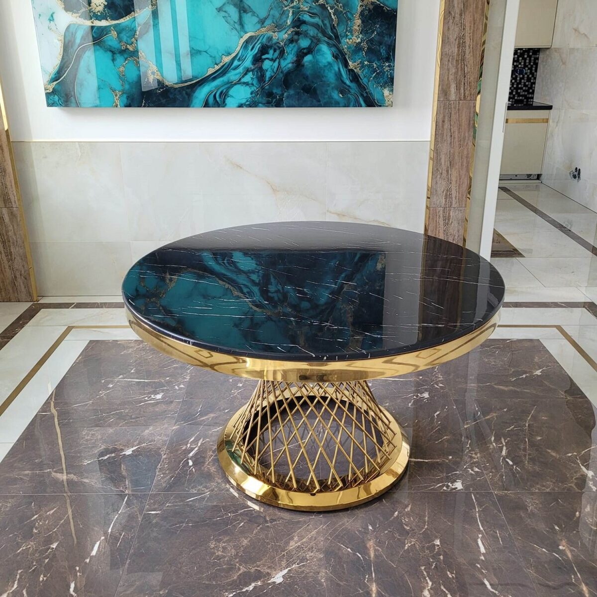 okrągły złoty stół z czarnym blatem marmurowym